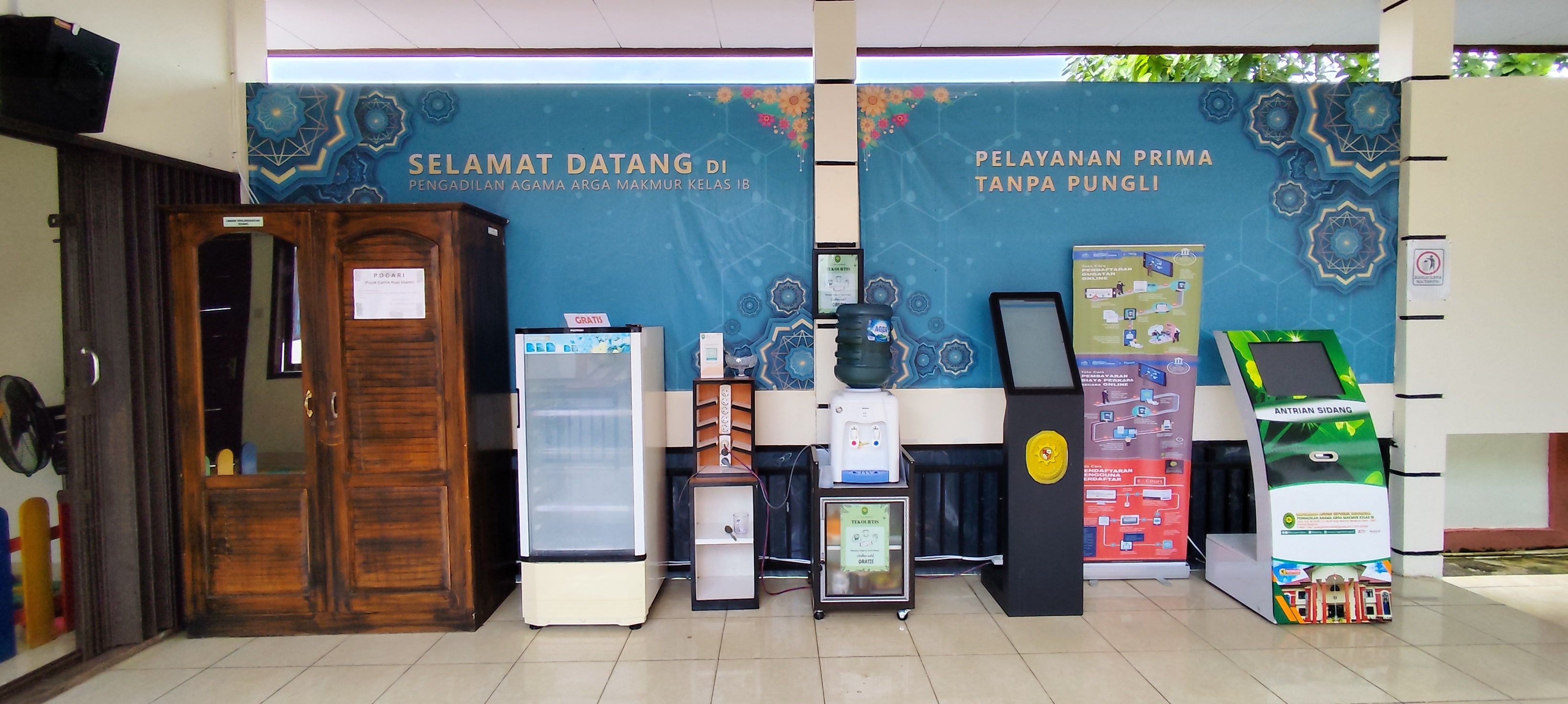 HP Charger Fasilitas Minum dan Snack Gratis min